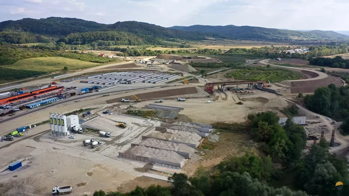 Asfaltul a ajuns la tunelul de pe Secțiunea 4 Tigveni–Curtea de Argeș; lucrările sunt aproape finalizate