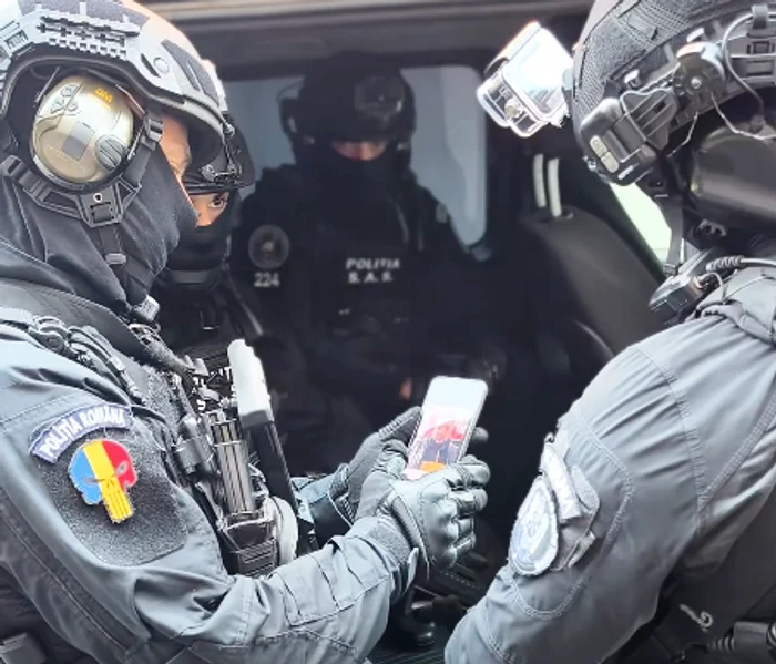 Un bărbat, reţinut după ce a ameninţat o femeie pe Facebook şi a jignit forţele de ordine