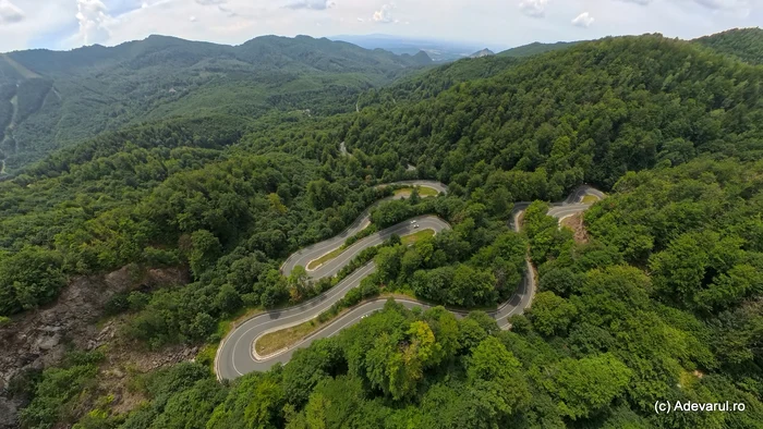 Serpentinele din Pasul Gutâi: șoseaua montană din Maramureș care rivalizează cu Transfăgărășanul