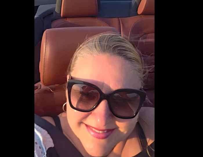 Diana Șoșoacă, filmată într-o decapotabilă pe drumurile din Dobrogea; postările au stârnit reacții online