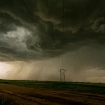 Cod roșu de vijelii în județul Neamț: grindină de până la 7 cm și rafale peste 90 km/h