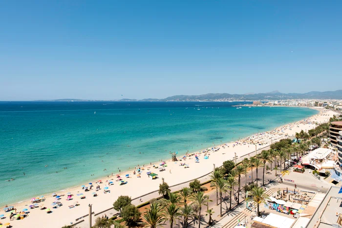 Doi turiști atacați în Playa de Palma după ce au refuzat serviciile a două femei, un bărbat reținut