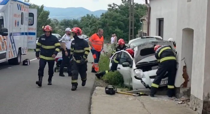 O șoferiță a pierdut controlul mașinii și s-a izbit de zidul unei case în Oarda de Sus, Alba