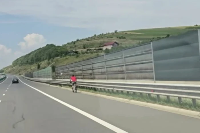 Bărbat filmat pedalând pe banda de urgență a Autostrăzii A3, la Gilău