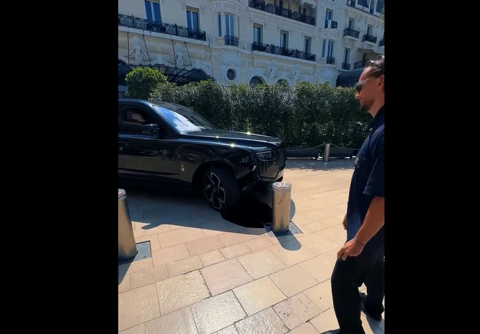 Un Rolls‑Royce lovește un stâlp retractabil la intrarea cazinoului din Monte Carlo; s-a scurs o baltă mare de ulei