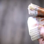 Tot mai mulți ruși revin la numerar pe fondul întreruperilor de internet mobil și al presiunii fiscale