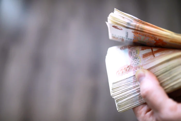 Tot mai mulți ruși revin la numerar pe fondul întreruperilor de internet mobil și al presiunii fiscale