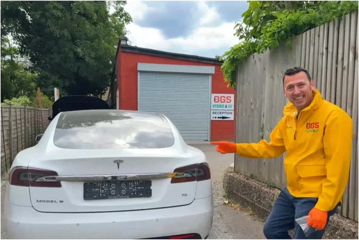 Un mecanic român din Marea Britanie a cumpărat o Tesla Model S pentru 4.500 de lire — reparațiile au depășit așteptările