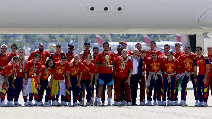 Campionii Spaniei s-au întors acasă cu trofeul Cupei Mondiale; Madridul e în sărbătoare