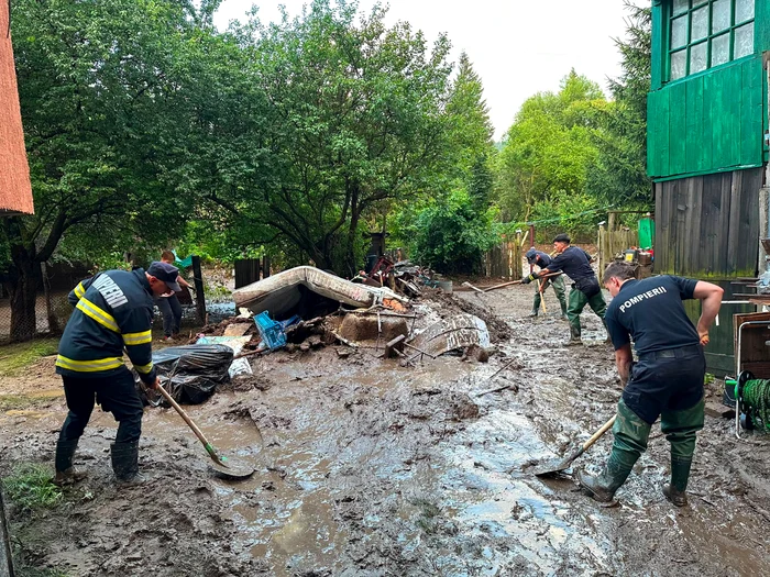 Furtunile au produs pagube în cinci județe şi în Bucureşti; cele mai grave efecte în Prahova
