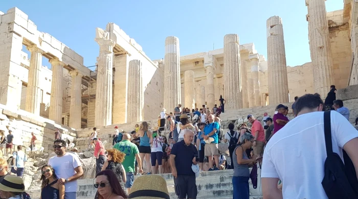 Doi turiști răniți cu cuțitul lângă Acropole; agresorul reținut