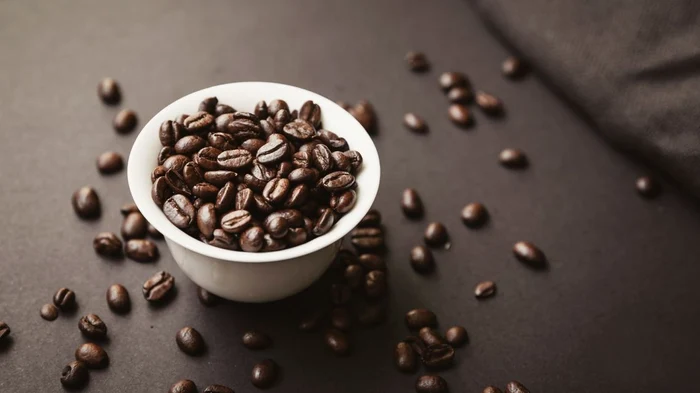 Până la cinci cești de cafea pe zi, în general sigură și posibil benefică pentru inimă, arată o analiză științifică