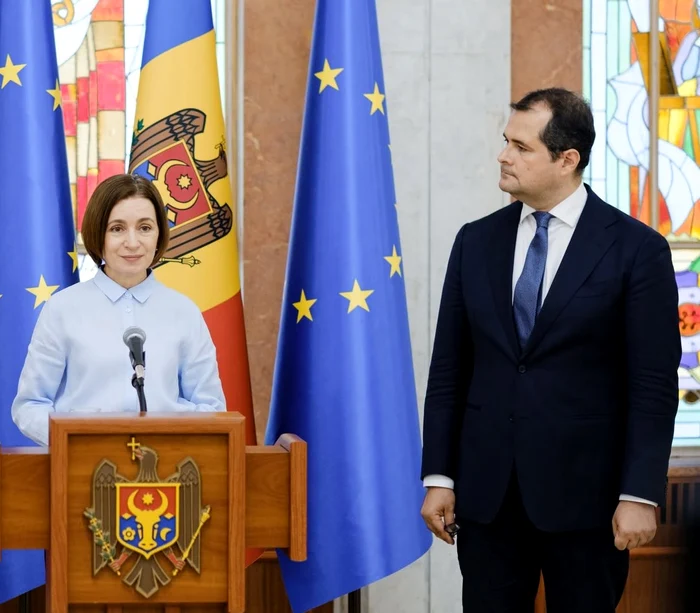 Ilie Bolojan îl felicită pe Vasile Tofan după învestirea guvernului de la Chişinău