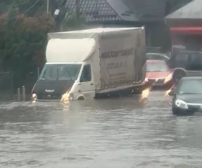 Trafic blocat pe DN1 în Prahova după surparea unui versant și scurgeri de aluviuni la Breaza