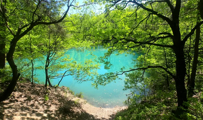 Lacul care‑și schimbă culoarea și orașele aurului: destinații neobișnuite în fostele centre miniere
