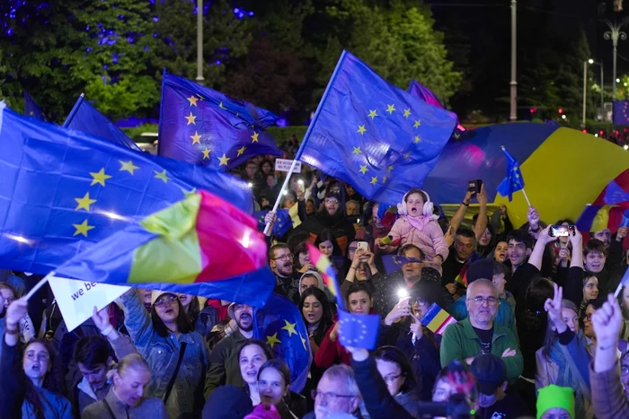 Doar 47,2% dintre români preferă democrația; aproape jumătate ar accepta un regim mai autoritar pentru ordine și stabilitate