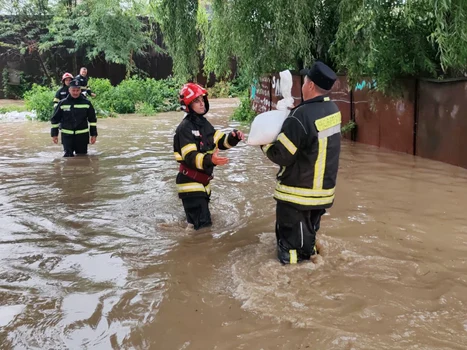 Inundații și furtuni afectează trei județe și București: zeci de locuințe inundate și pagube materiale