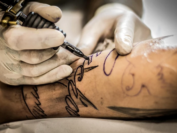 Ce se întâmplă în corp după un tatuaj: riscurile și avertismentele specialiștilor