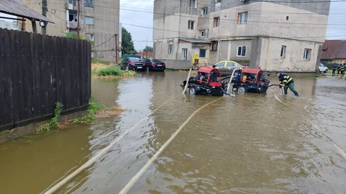 Ploile torențiale au inundat 24 de localități din șase județe și Bucureștiul; peste 100 de case au fost evacuate