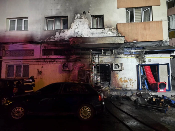 Incendiu la o ghenă de gunoi din Cluj-Napoca: două mașini și fațada unui bloc afectate, zeci de persoane evacuate