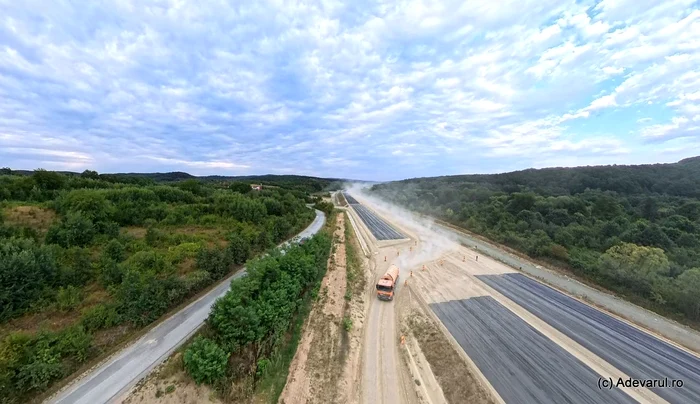 Premiere pe autostrada din vest: încep asfaltarea și montarea grinzilor la tronsonul cu tuneluri Holdea–Margina