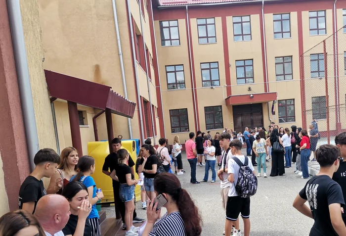 Ministerul Educației: de ce au rămas fără loc la liceu și elevi cu medii peste 8 — există etapă a doua