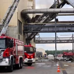 Două explozii şi incendiu la o fabrică de lemn din Brașov; intervenţie extinsă a ISU, inclusiv autospeciala pentru roboţi