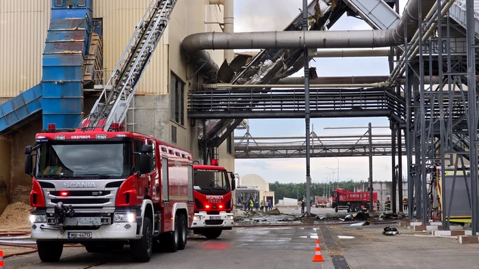 Două explozii şi incendiu la o fabrică de lemn din Brașov; intervenţie extinsă a ISU, inclusiv autospeciala pentru roboţi