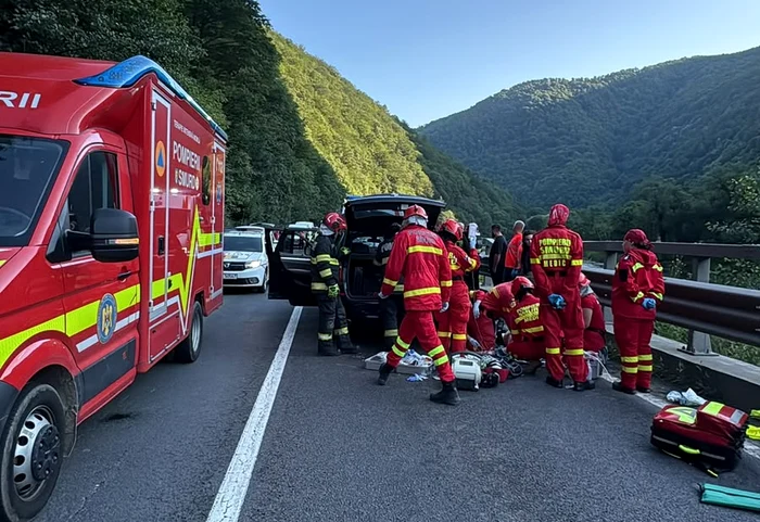 Un bolovan desprins de pe versant a strivit o mașină pe DN7, între Boița și Lazaret. Un bărbat a decedat