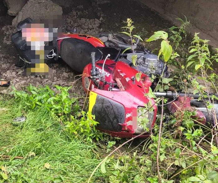 Bărbat de 46 de ani găsit mort sub un pod în comuna Țibucani, cu scuterul peste el