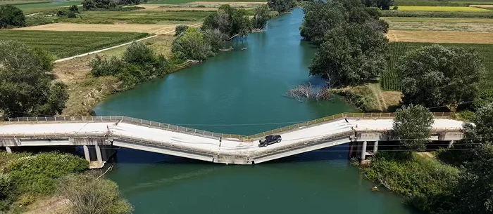 Pod parțial prăbușit din Larissa, încă traversat zilnic de localnici: „Ne jucăm cu moartea”