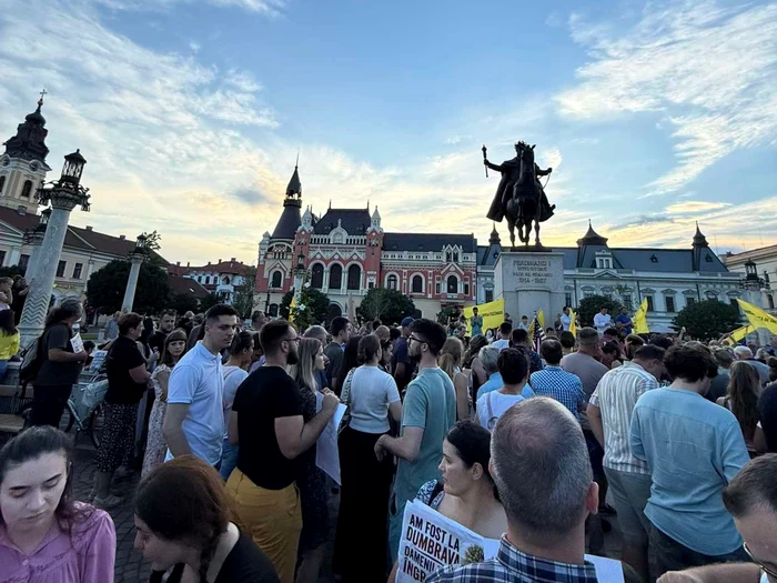 Aproape 300 de persoane au protestat la Oradea după reținerile din dosarul azilelor din Bihor