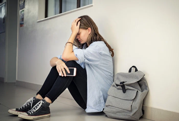 Un adolescent din Sibiu, obligat să plătească 6.950 € și 10.000 lei după ce a șantajat o colegă