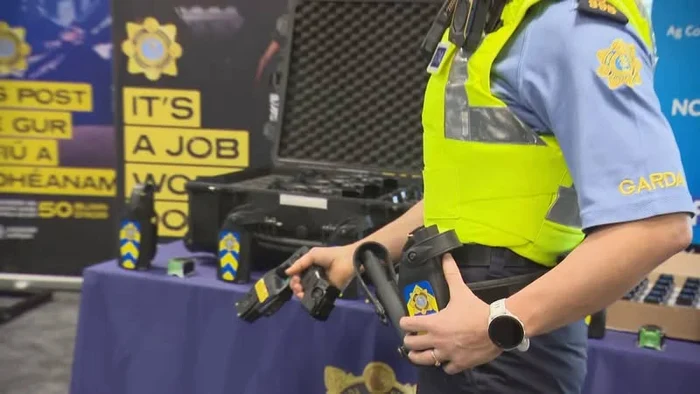 Studentă de 25 de ani reținută după ce poliția irlandeză a interceptat o bombă pregătită pentru un atac în Irlanda de Nord