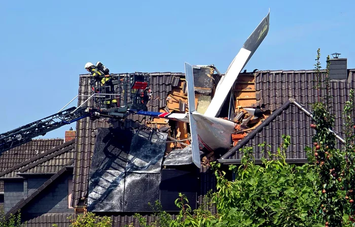 Un avion ușor s-a prăbușit peste o casă în Saxonia Inferioară; o persoană a murit, alta este dispărută