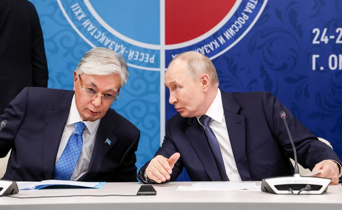 Președintele Kazahstanului îi cere lui Putin să oprească războiul din Ucraina: „Tineri mor”