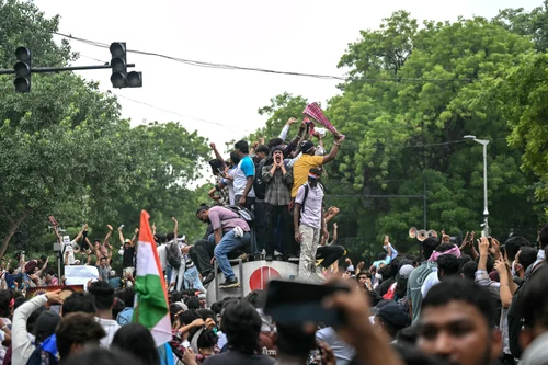Ministrul Educației din India demisionează după protestele „Cockroach Janta Party”; guvernul acceptă revendicările