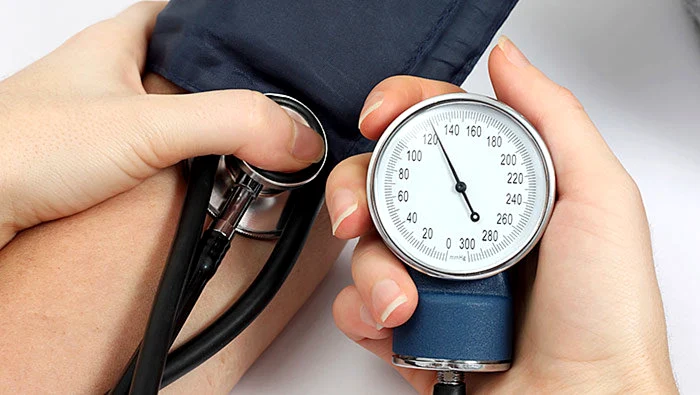 Cum se schimbă tensiunea arterială odată cu vârsta și de ce e mai mare la seniori