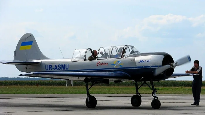 Imagini din război: un copilot ucrainean doboară drone Shahed dintr-un Yak-52 cu cabina deschisă