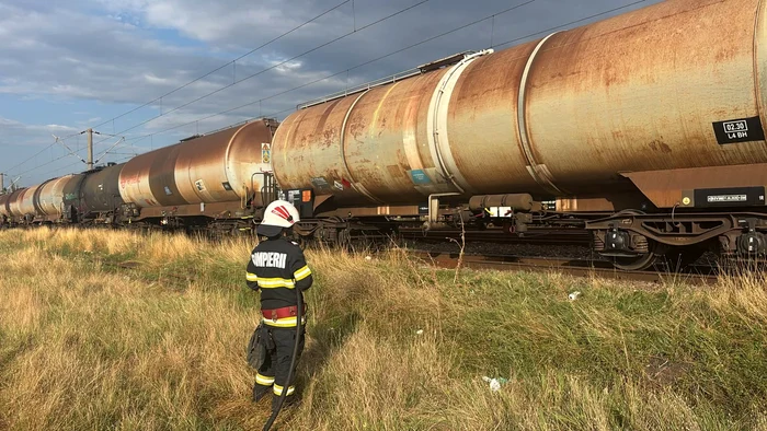 Tren de marfă cu 36 de vagoane încărcate cu motorină, oprit lângă Rădoiești-Deal din cauza unei scurgeri