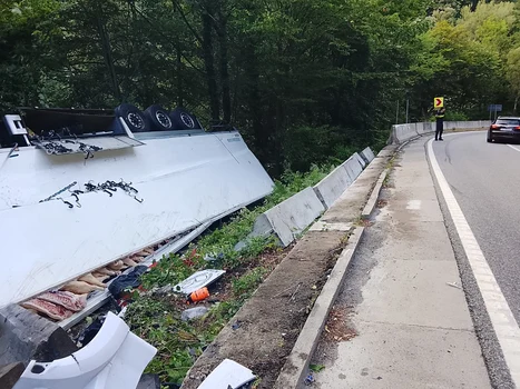 Un TIR cu carcase de porc s-a răsturnat pe DN66 în Defileul Jiului