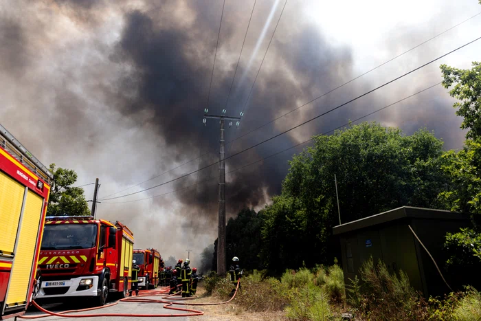 „Autostrada spre iad”: drumul D106 şi sute de proprietăţi mistuite de incendiul devastator din sud-vestul Franţei