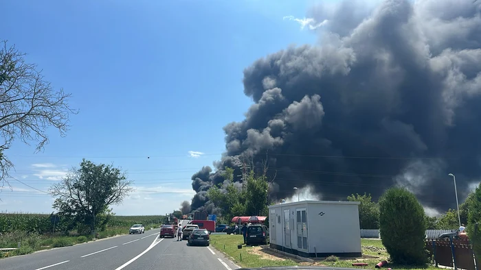 Incendiu violent pe DN2A după coliziunea dintre o autocisternă plină cu benzină și un buldoexcavator