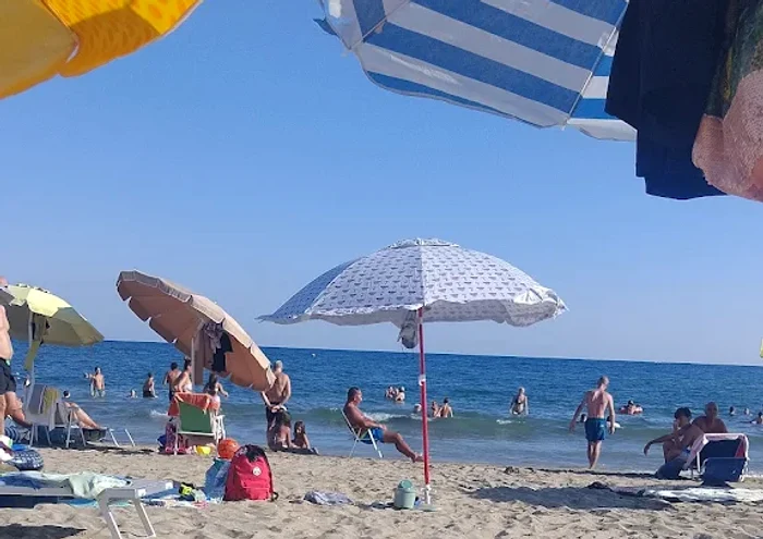 Poliția din Torre del Greco a confiscat umbrele și șezlonguri folosite pentru a „rezerva” locuri pe plajă