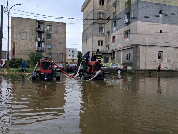 Furtunile lasă inundații în Prahova: 12 persoane evacuate la Pleașa, doi răniți la Târgu Jiu