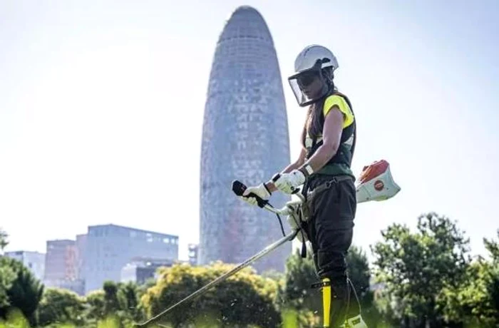 Barcelona distribuie 1.400 de brățări care monitorizează temperatura corpului muncitorilor expuși la caniculă