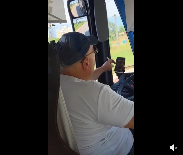 Șofer CT Bus Constanța anchetat după ce a fost filmat fumând și folosind telefonul la volan