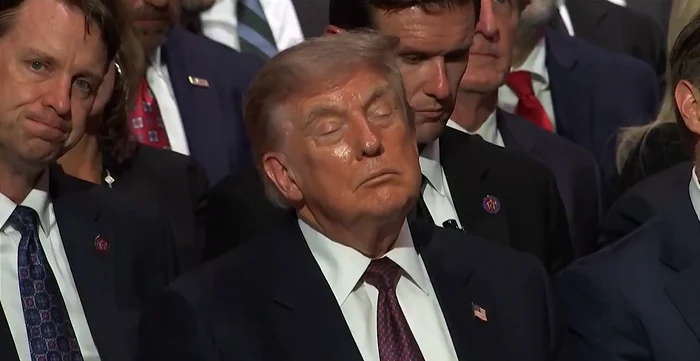 Donald Trump, surprins cu ochii închiși la funeraliile lui Lindsey Graham; imaginile au devenit virale