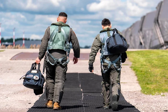 Zece militari ai Forțelor Aeriene, înaintați în grad pentru rolul în misiunile anti-dronă din România și Lituania