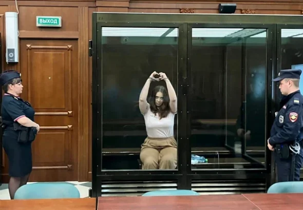 Jurnalistă rusă condamnată la 12 ani de colonie penală pentru „trădare” într-un proces cu ușile închise